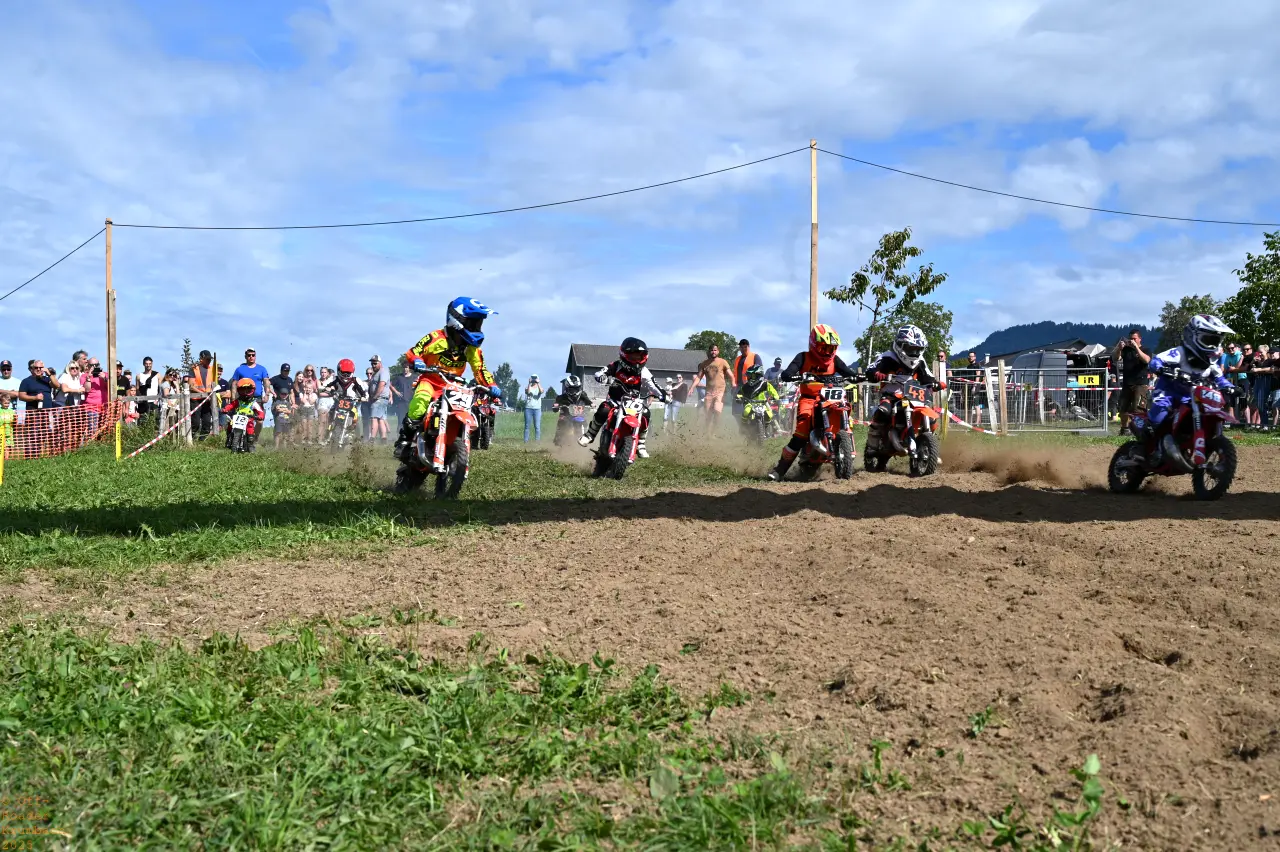 Breites Fahrerfeld beim Start des MiniCross-Rennens in Krumbach