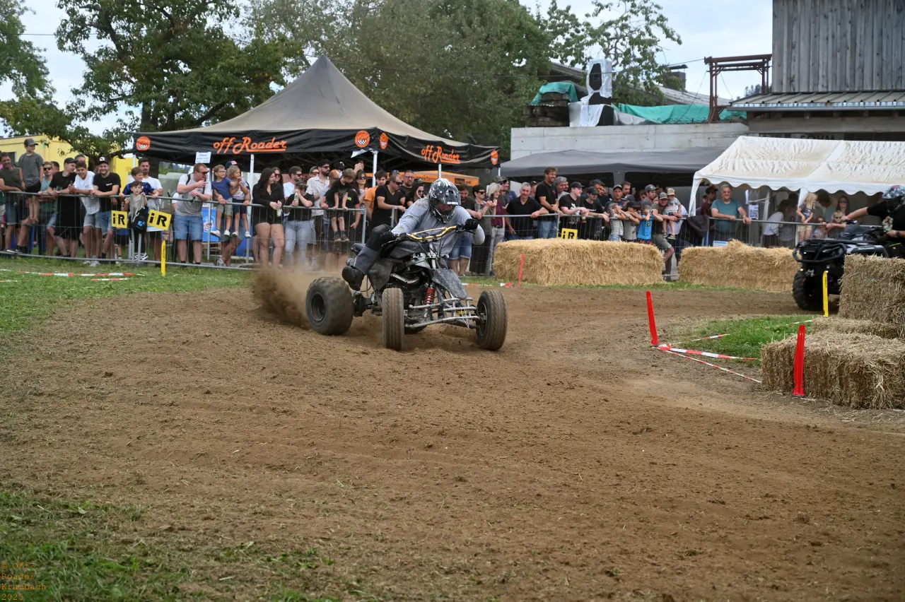 Quadfahrer in einer Kurve vor dem Off-Roader Fahrerlager